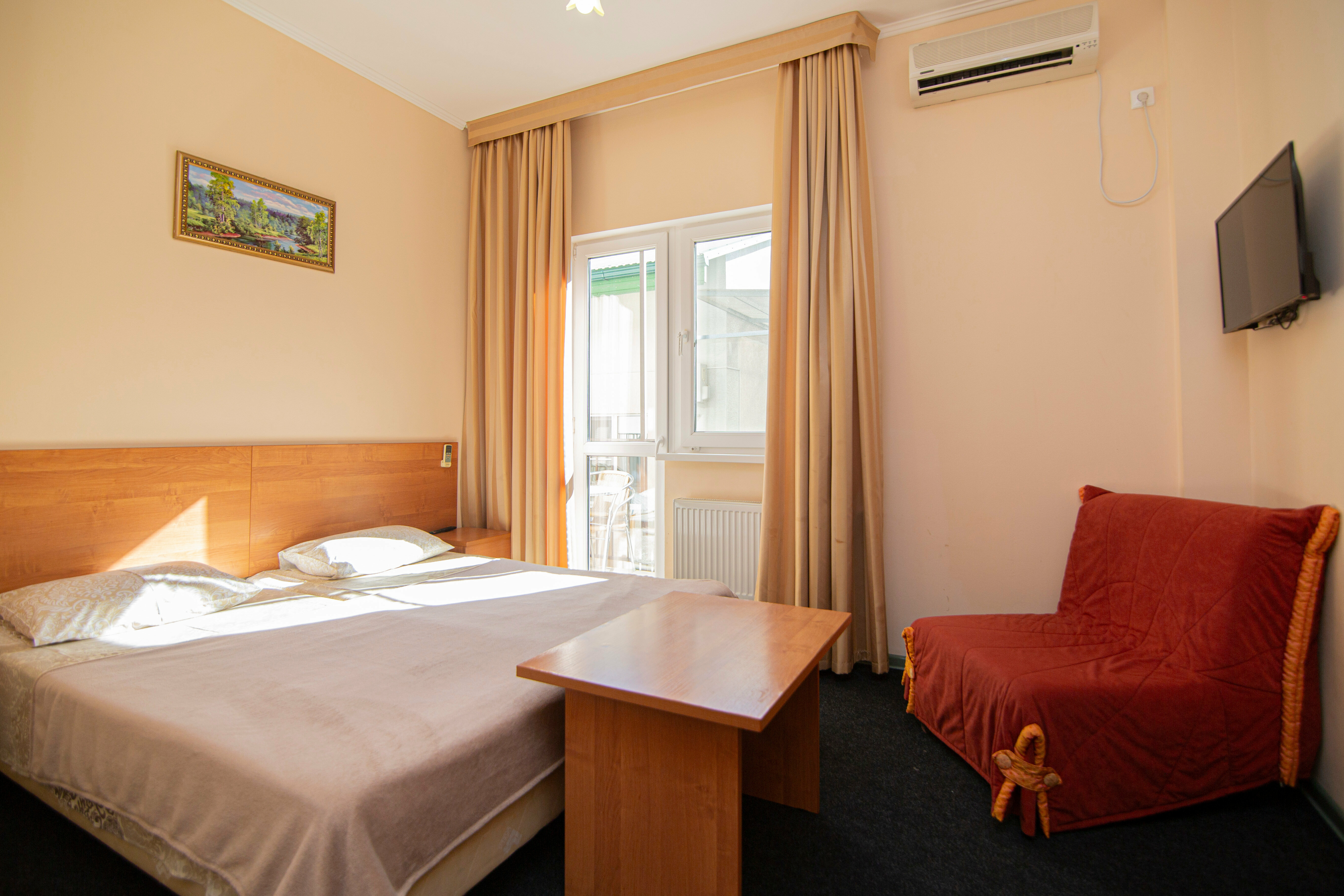 Трехместный номер с балконом