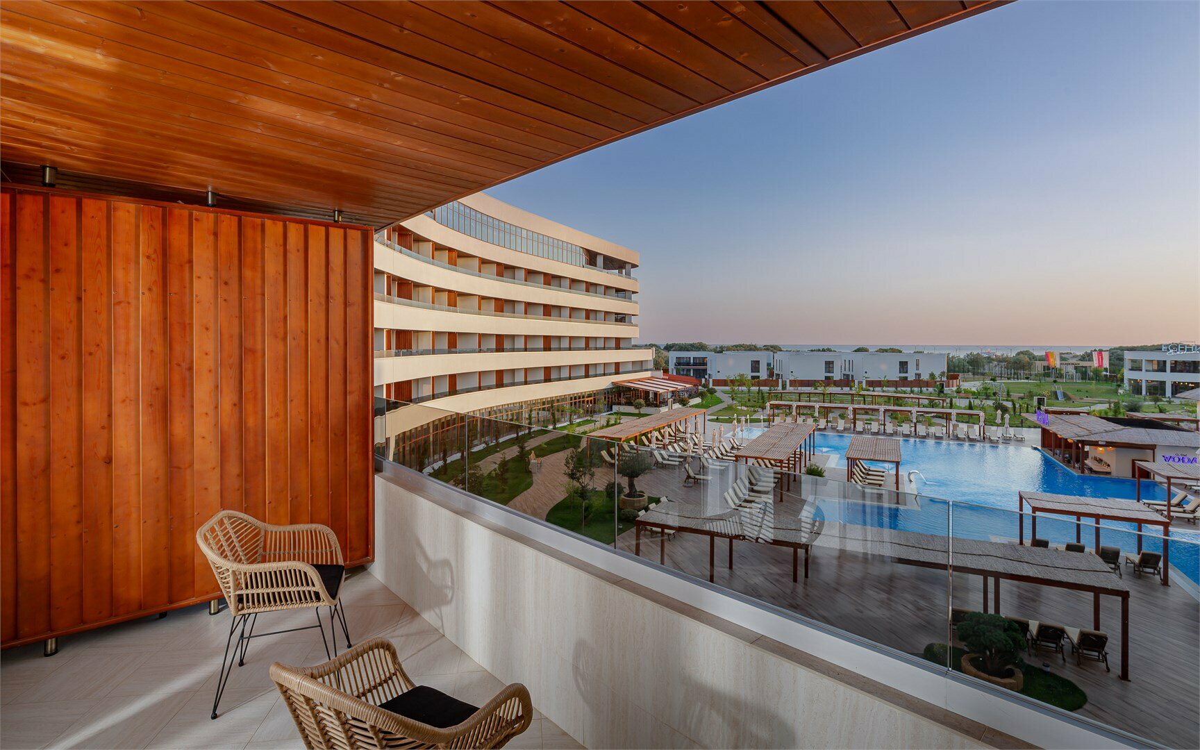 Делюкс с видом на бассейн с 2 односпальными кроватями