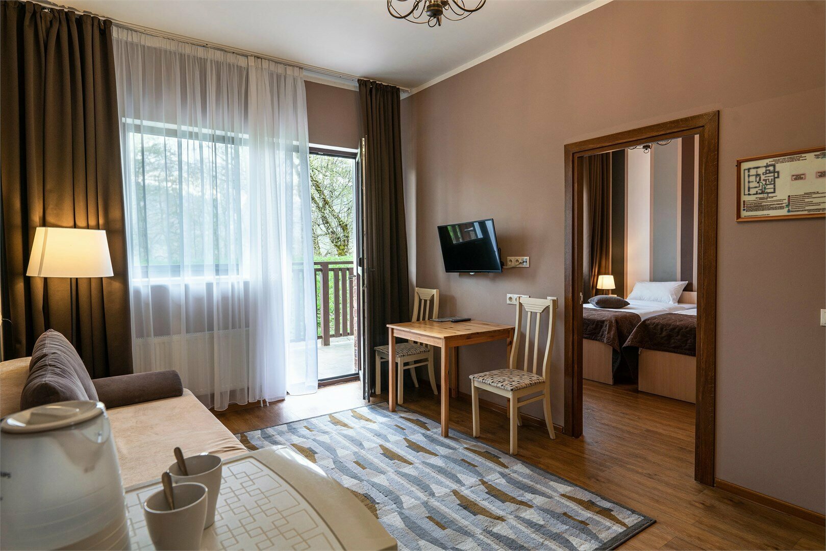 ДВУХКОМНАТНЫЙ СЕМЕЙНЫЙ НОМЕР С БАЛКОНОМ НА ЦОКОЛЬНОМ ЭТАЖЕ