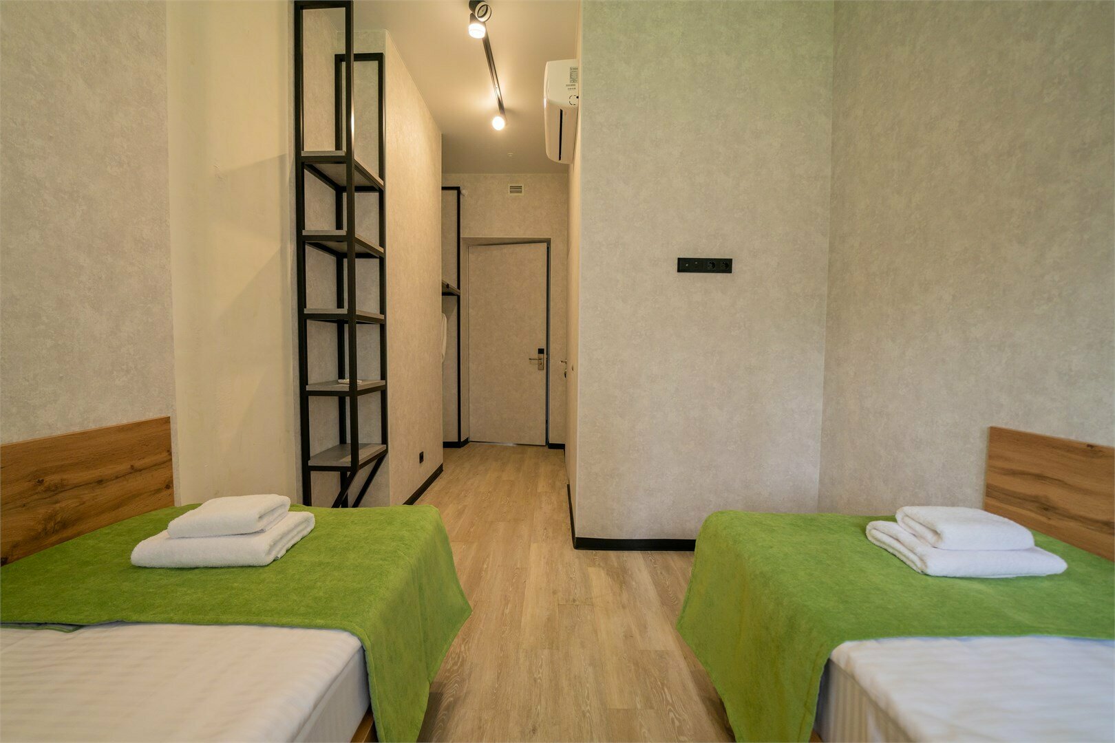 Односпальная кровать в общем номере для женщин