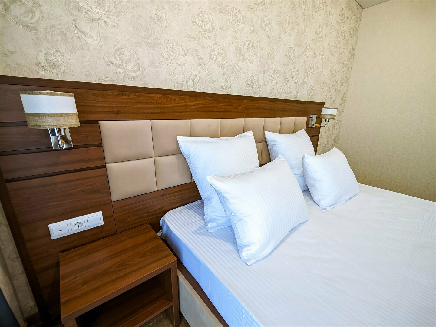 Стандарт двухместный с балконом (боковой вид на море)