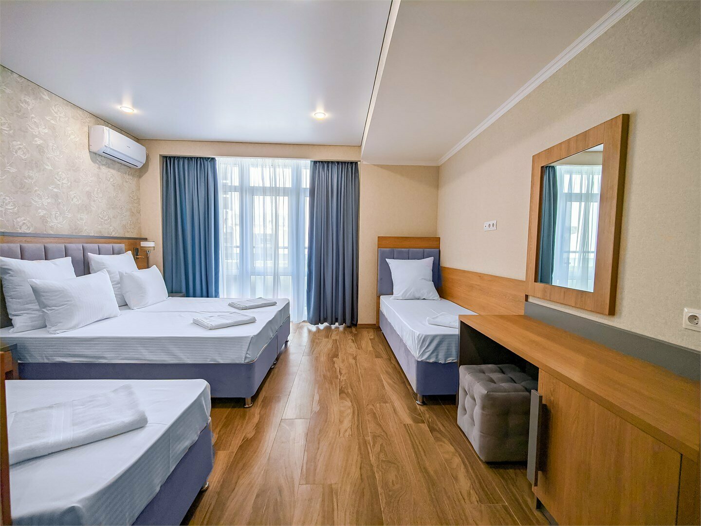 Стандарт четырехместный с балконом Улучшенный