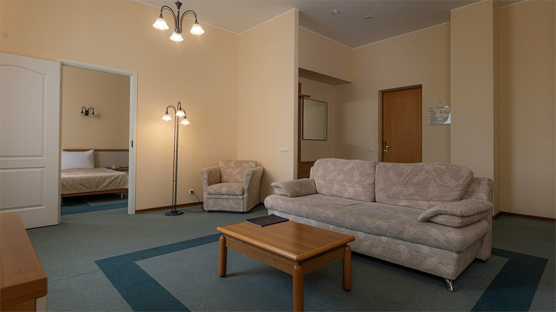 Двухкомнатный улучшенный номер с одной большой кроватью