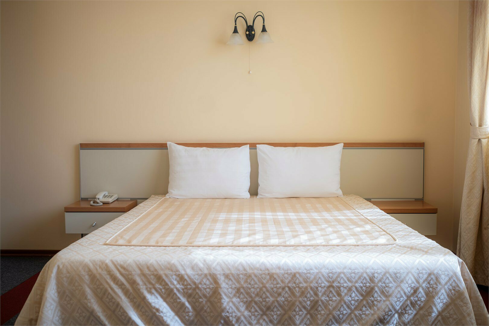 Двухкомнатный улучшенный номер с одной большой кроватью