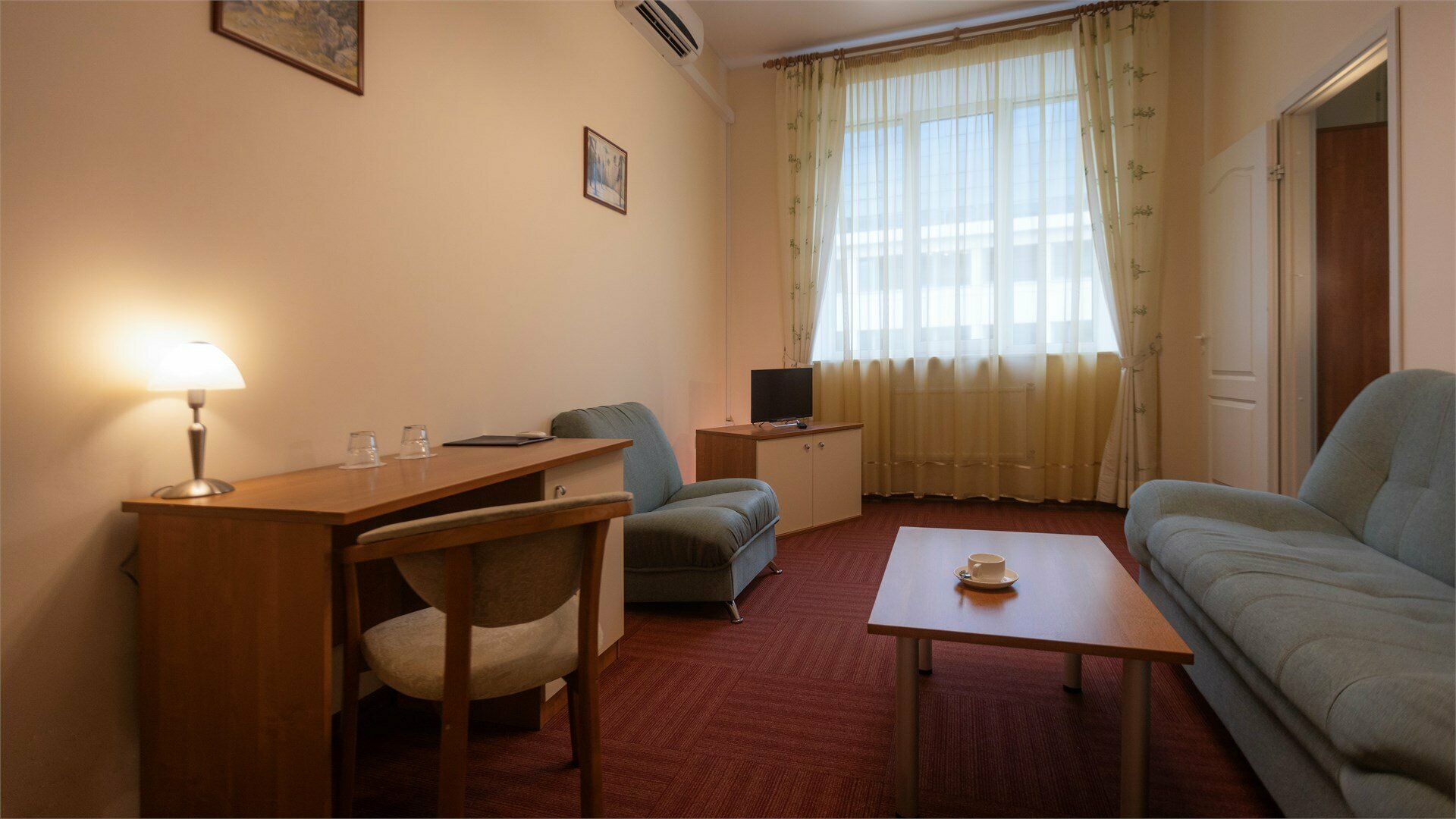 Двухместный стандарт двухкомнатный с двумя раздельными кроватями