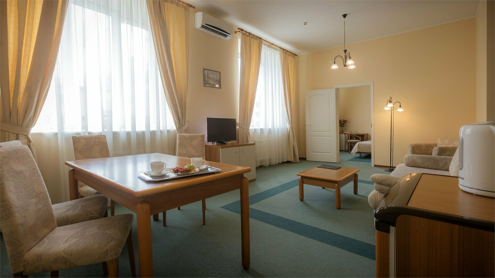 Двухкомнатный улучшенный номер с одной большой кроватью