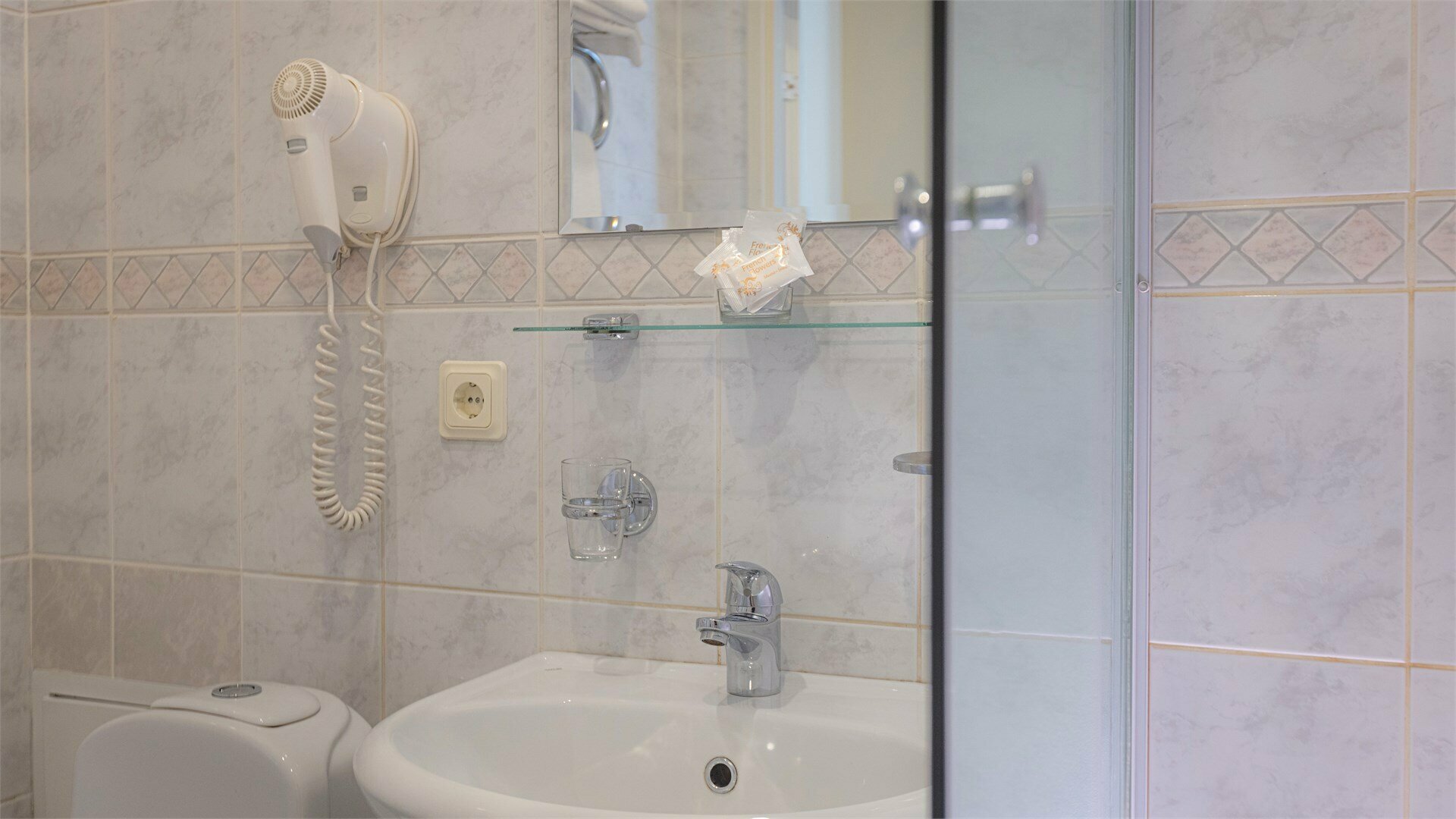 Двухместный стандарт двухкомнатный с одной большой кроватью