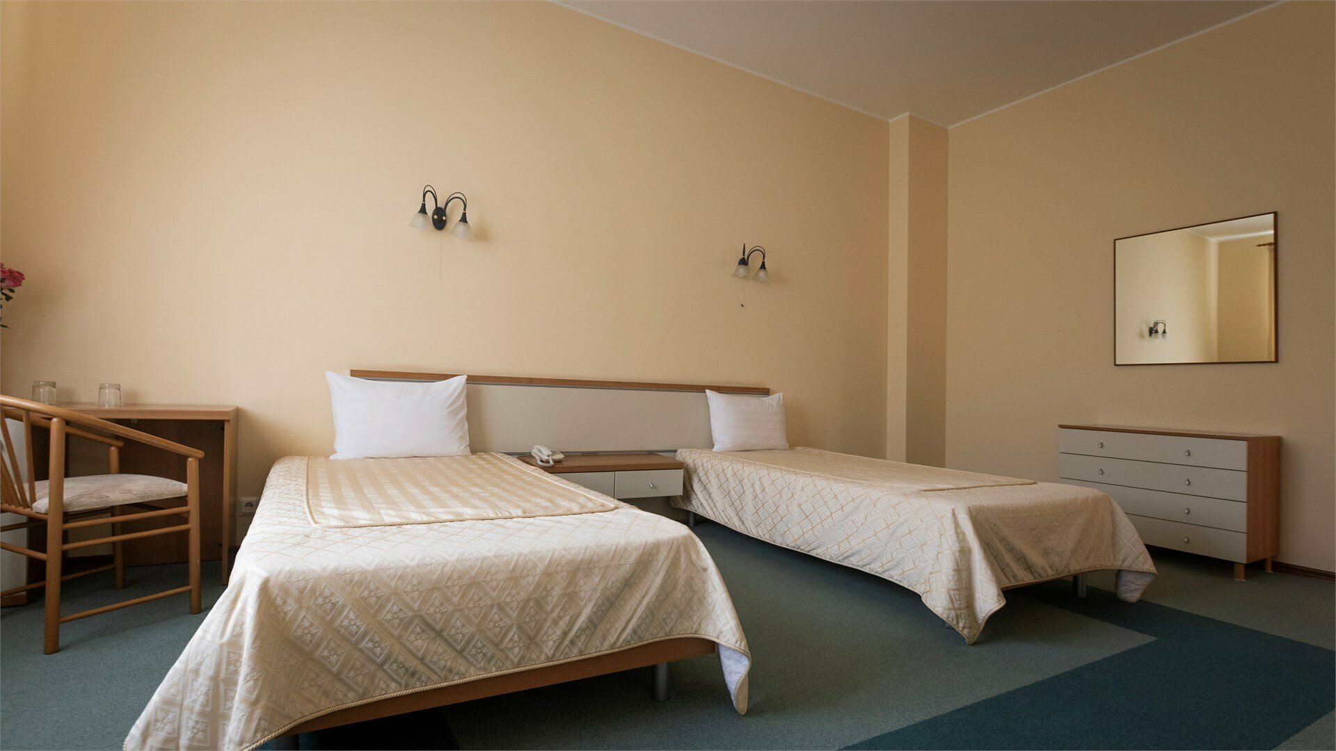 Двухкомнатный улучшенный номер с двумя раздельными кроватями