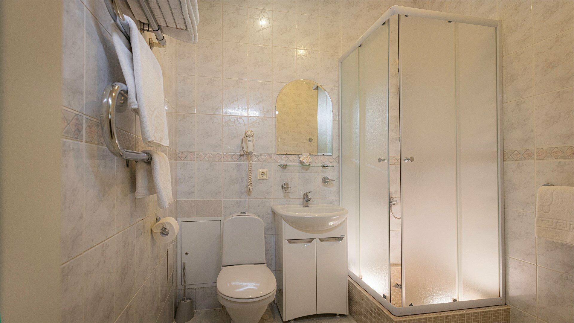 Двухместный стандарт двухкомнатный с одной большой кроватью