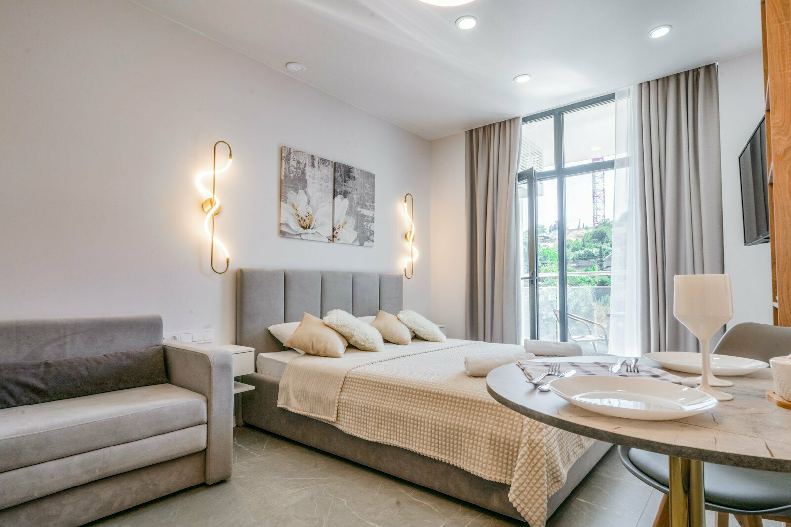 Дизайнерская студия LS- SUMMER EMOTIONS нежные эмоции лета в Алуште - вид на горы с 4 этажа