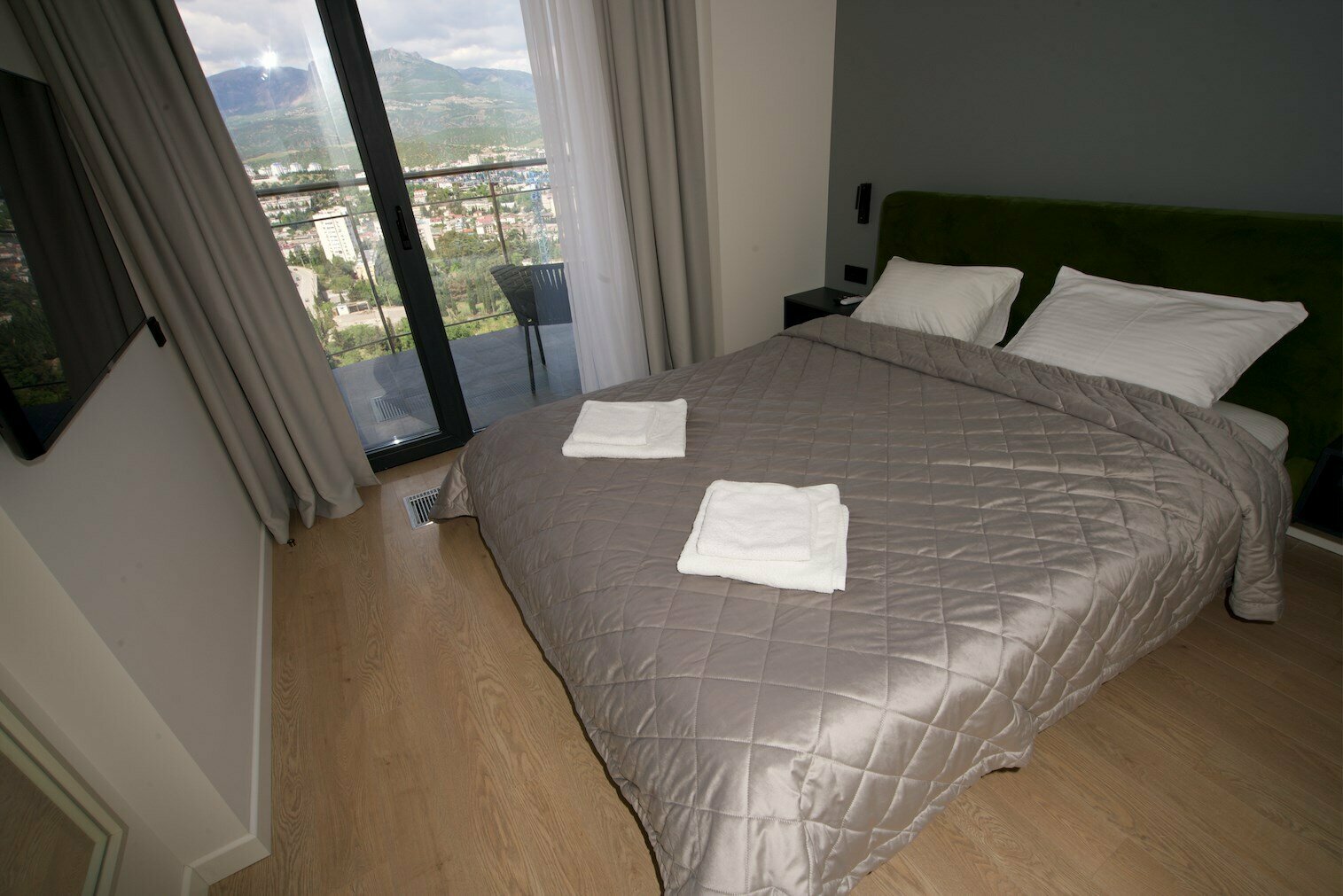 Апартаменты с отдельной спальней LS-DIAMOND GREEN алмазного свечения лета в Алуште - вид на море и горы с 13 этажа