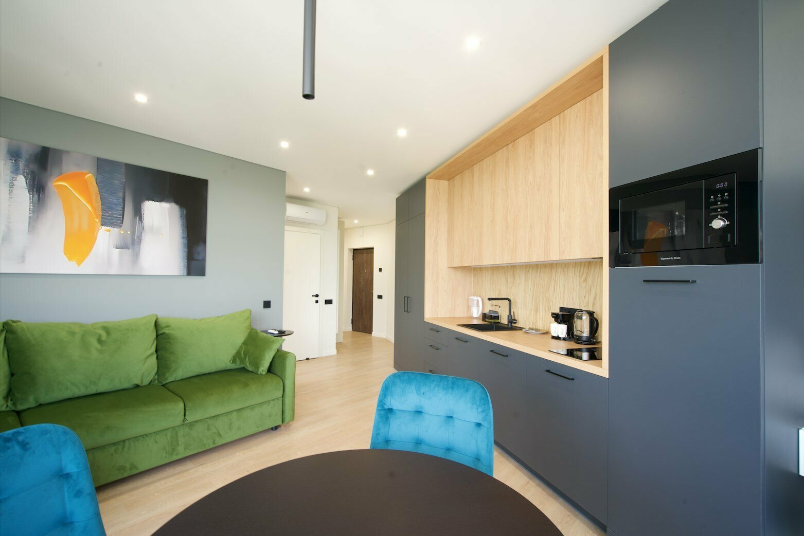 Апартаменты с отдельной спальней LS-DIAMOND GREEN алмазного свечения лета в Алуште - вид на море и горы с 13 этажа