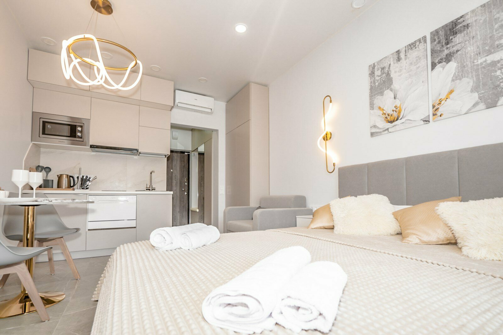 Дизайнерская студия LS- SUMMER EMOTIONS нежные эмоции лета в Алуште - вид на горы с 4 этажа