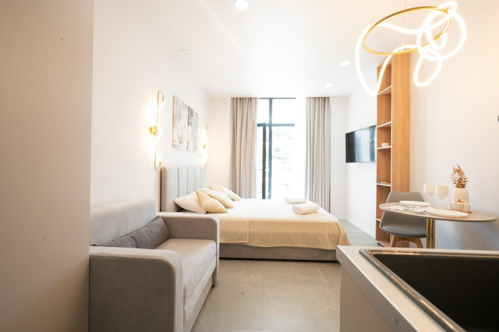 Дизайнерская студия LS- SUMMER EMOTIONS нежные эмоции лета в Алуште - вид на горы с 4 этажа