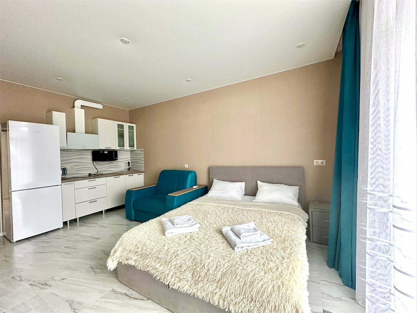 Дизайнерская студия LS-FAMILY COMFORT  летние теплые дни в Алуште - вид на горы с 4 этажа