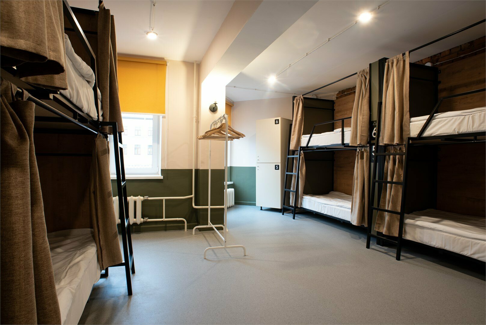 Кровать в женском общем 8-местном номере