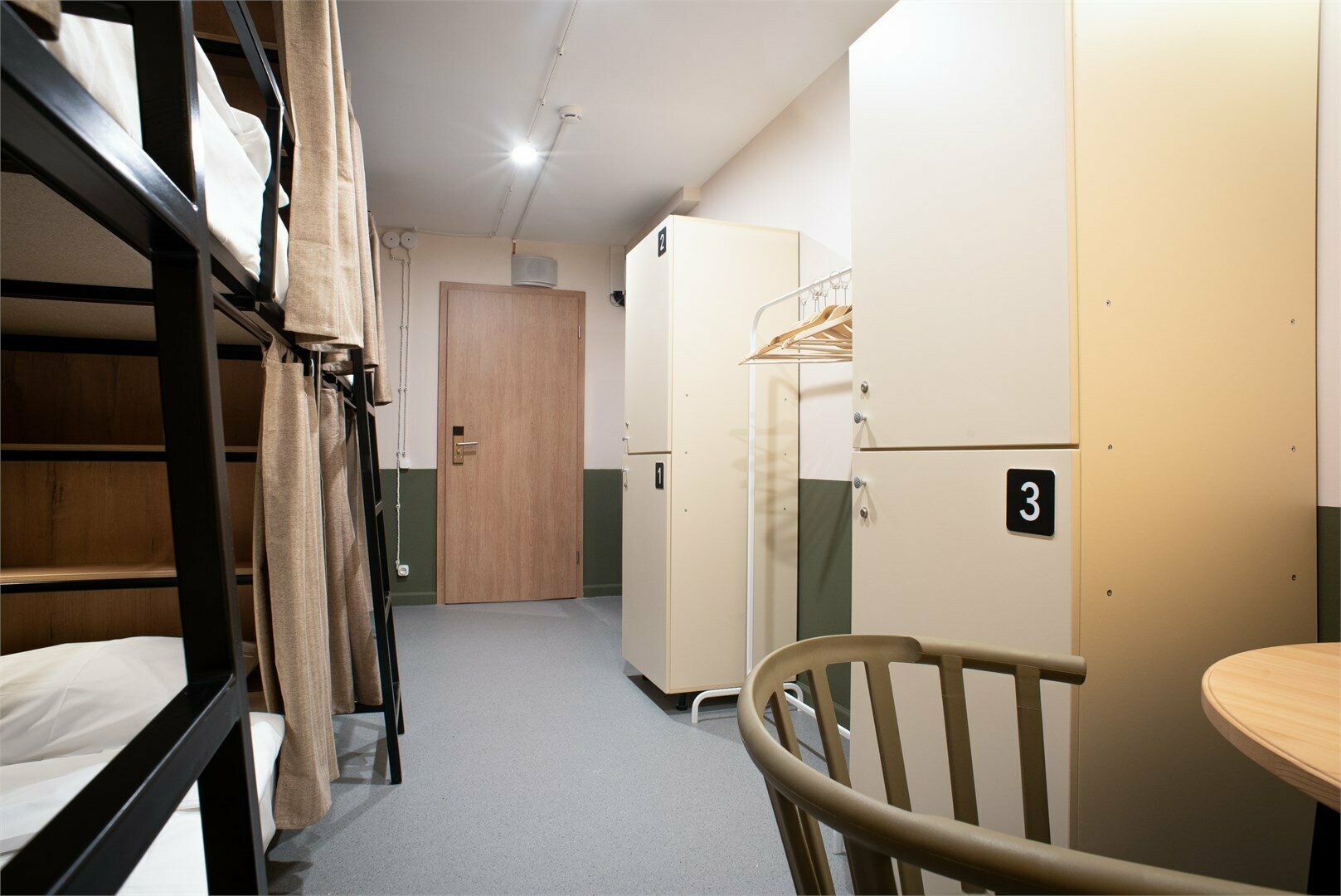 Кровать в женском общем 4-местном номере