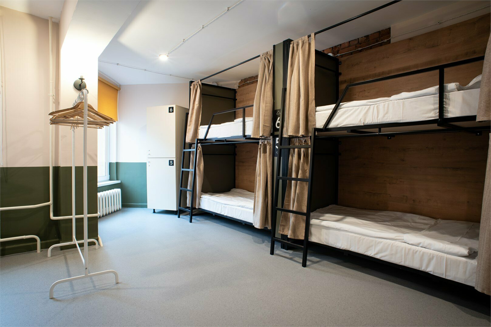 Кровать в женском общем 8-местном номере