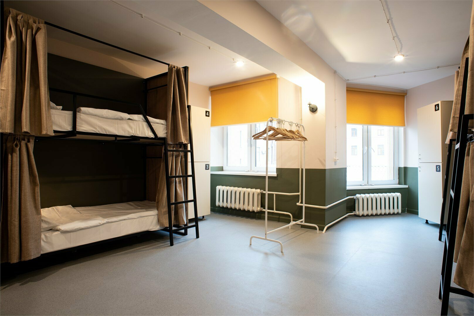 Кровать в женском общем 8-местном номере