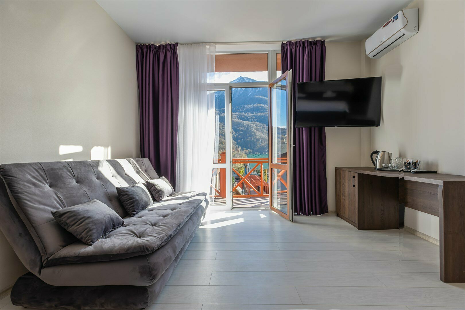 Панорамный семейный люкс с балконом