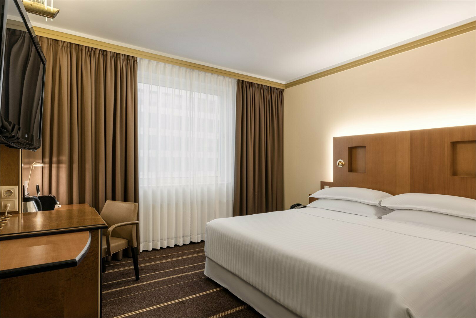 Классический двухкомнатный люкс с одной большой кроватью