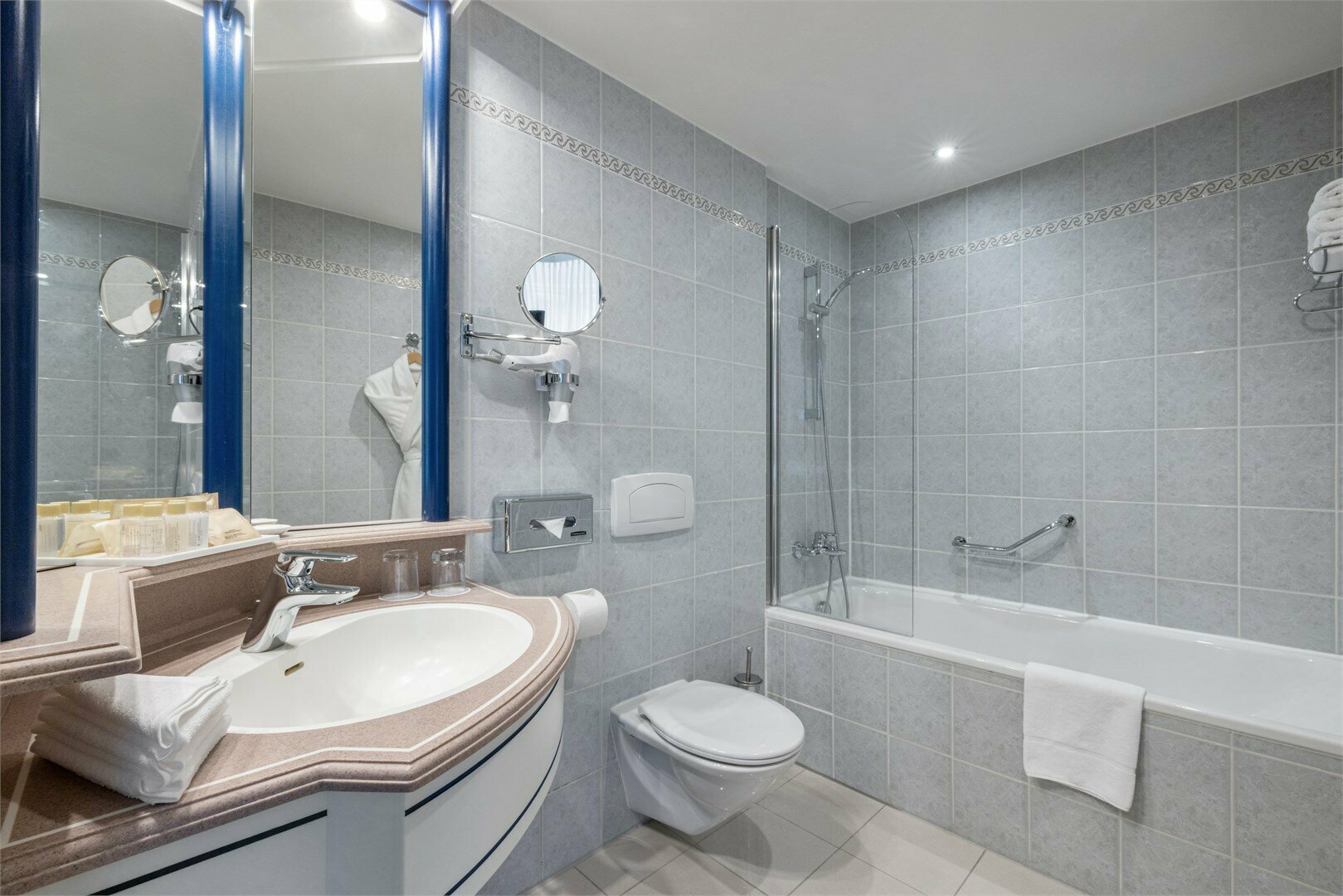 Классический полулюкс с панорамным видом с одной большой кроватью