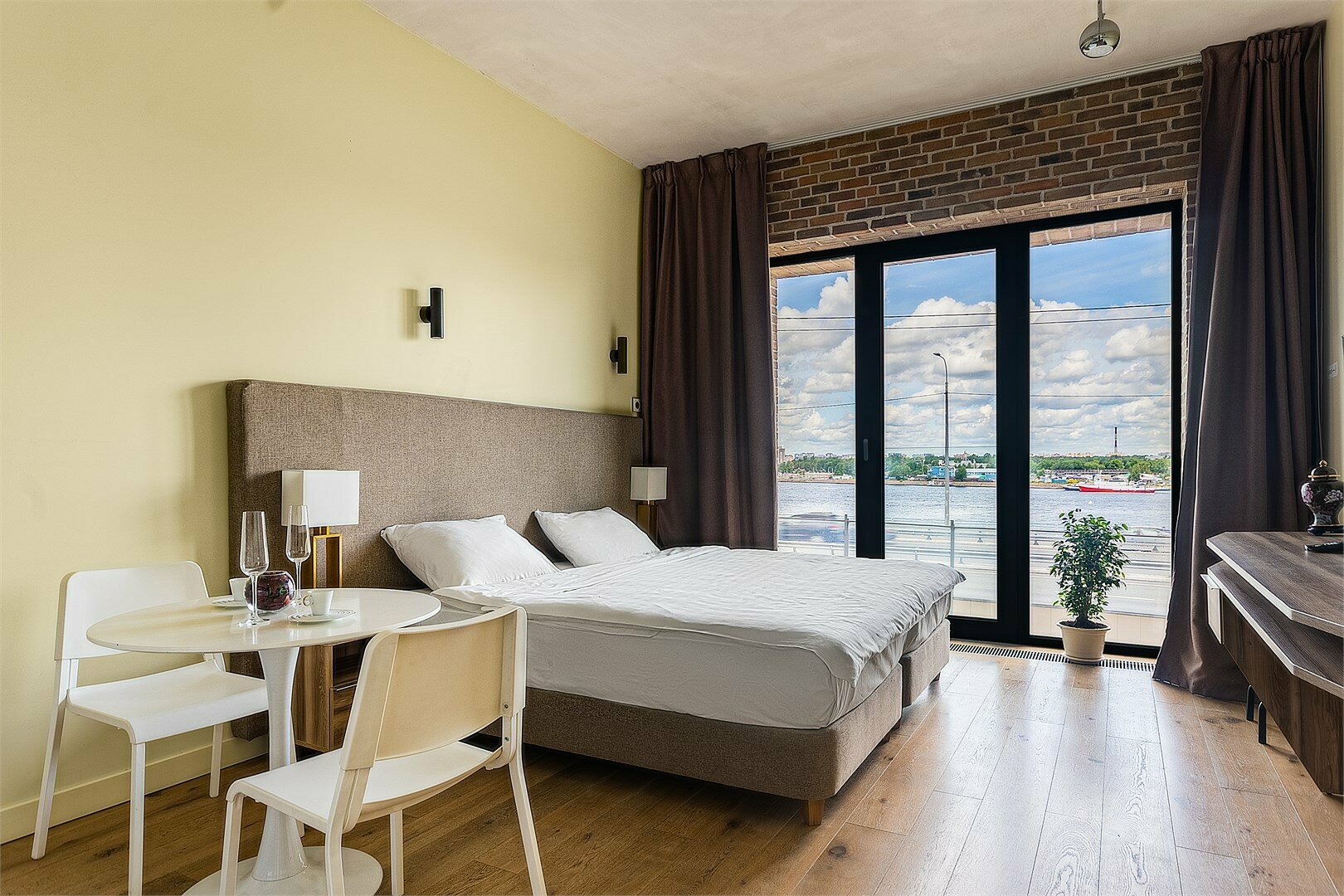 Студия с видом на реку