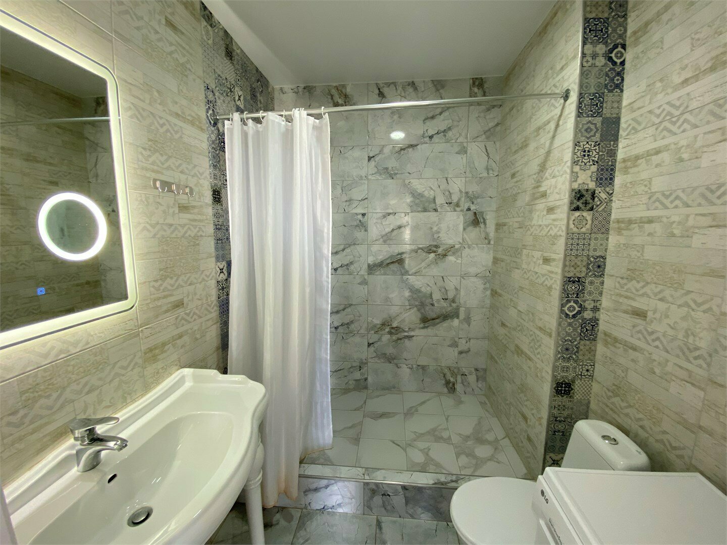 Трехкомнатные апартаменты  с джакузи на террасе №  44-Б