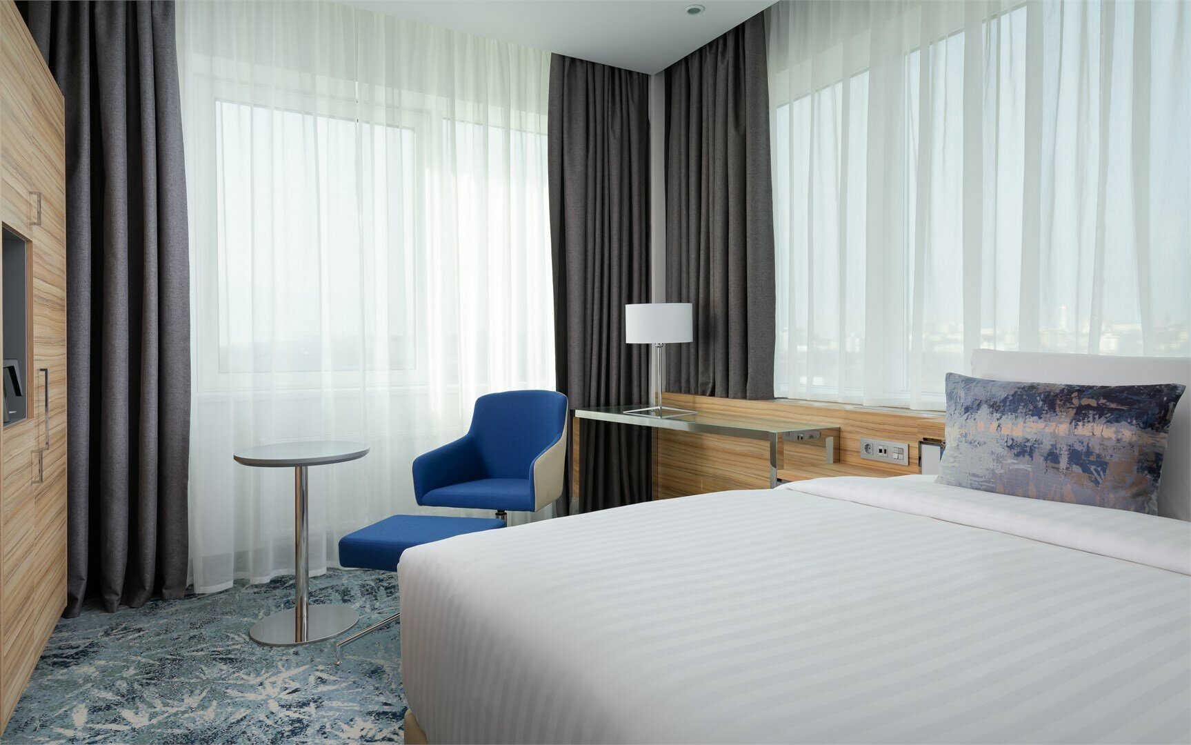 Улучшенный номер с кроватью размера «king-size»