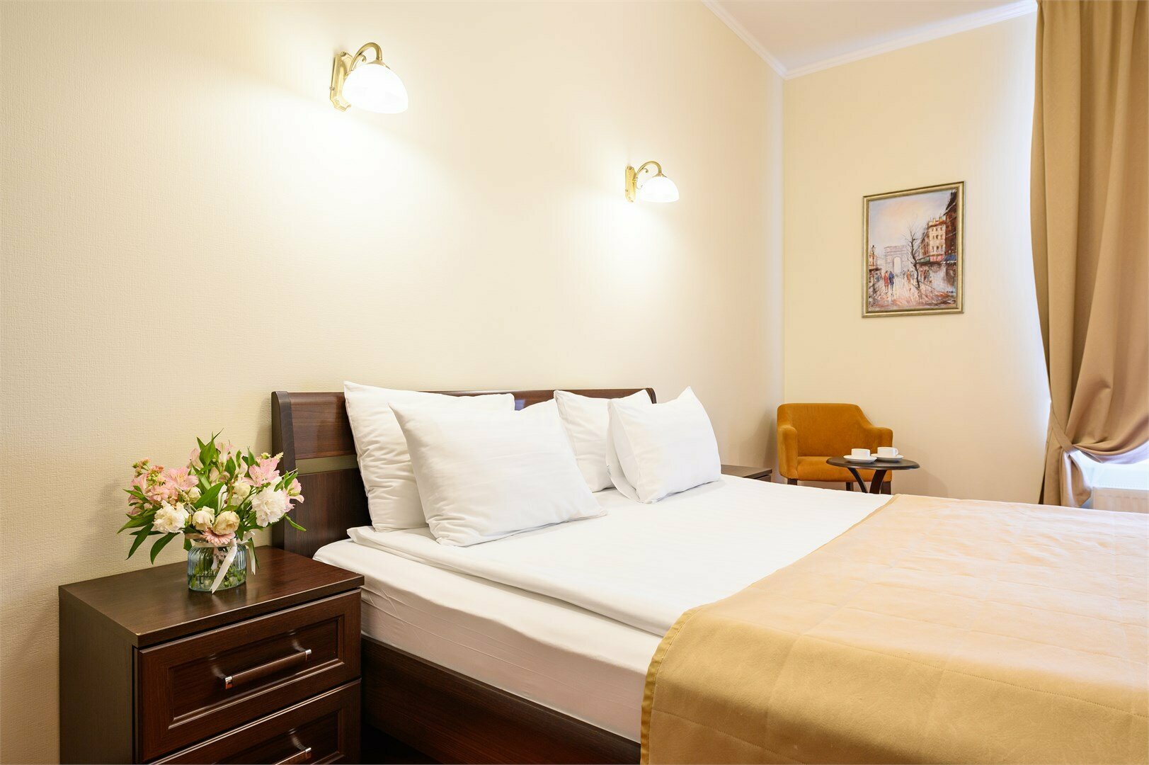 Комфортабельный номер с кроватью кинг-сайз и креслом, вид на набережную