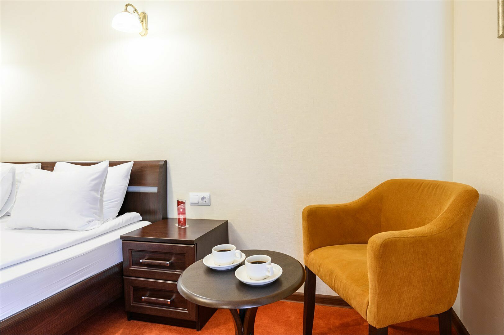 Комфортабельный номер с кроватью кинг-сайз и креслом, вид на набережную