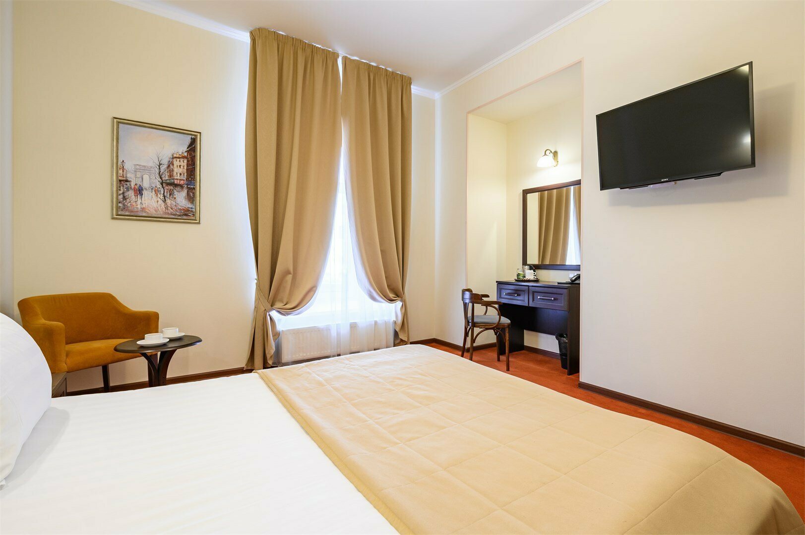 Комфортабельный номер с кроватью кинг-сайз и креслом, вид на набережную