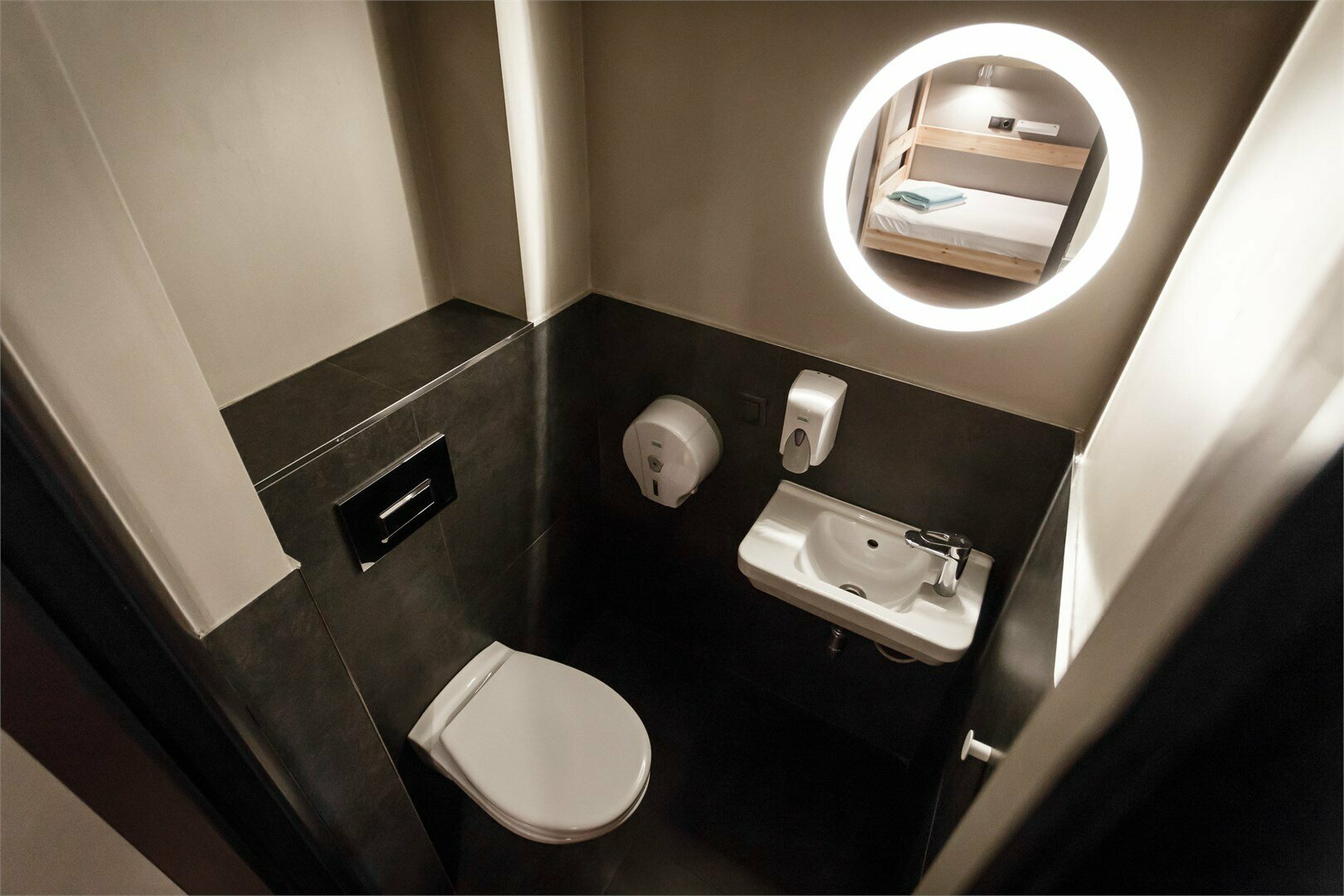 Спальное место на двухъярусной кровати в общем номере для мужчин и женщин