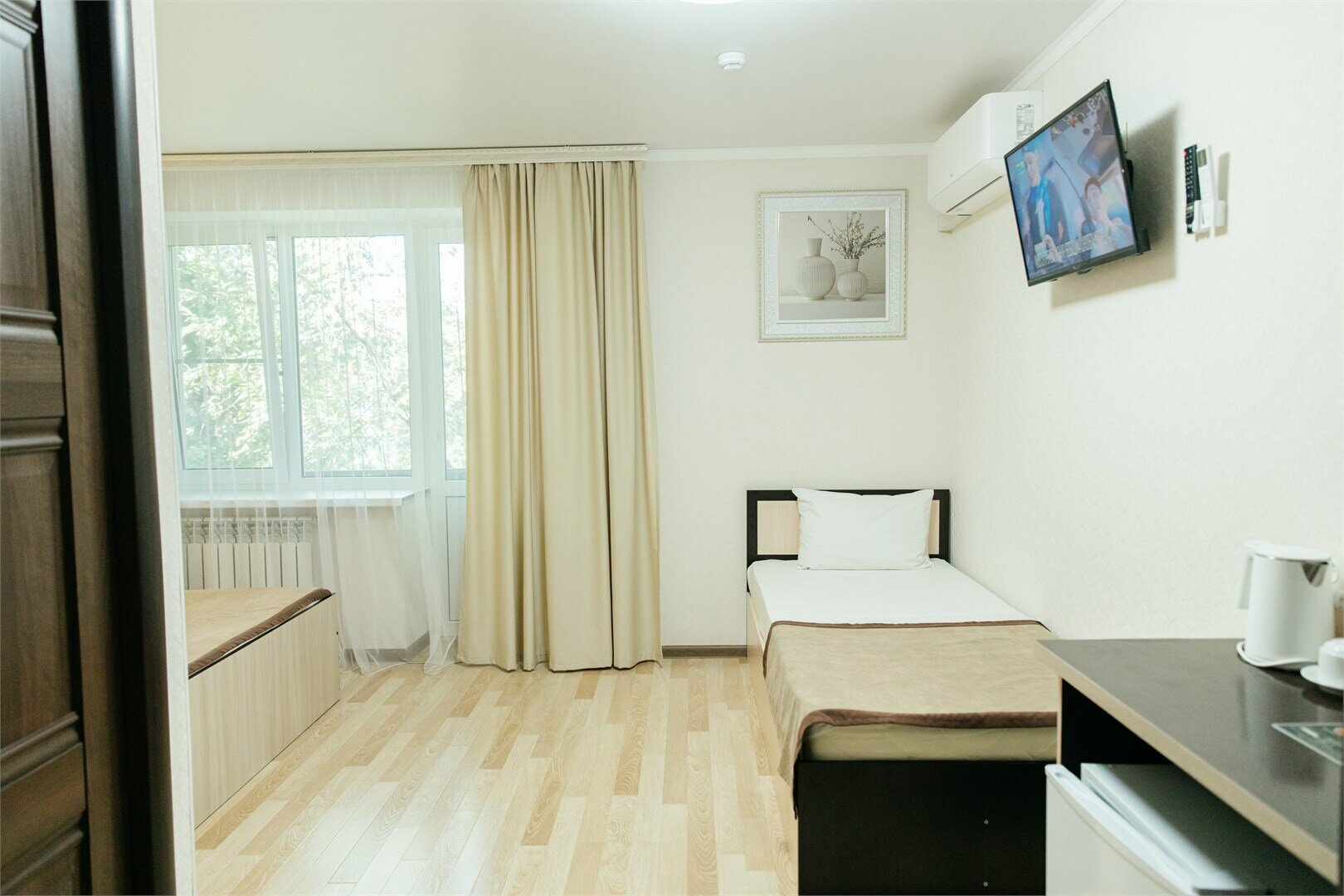 Трехместный номер с двуспальной кроватью + односпальная кровать