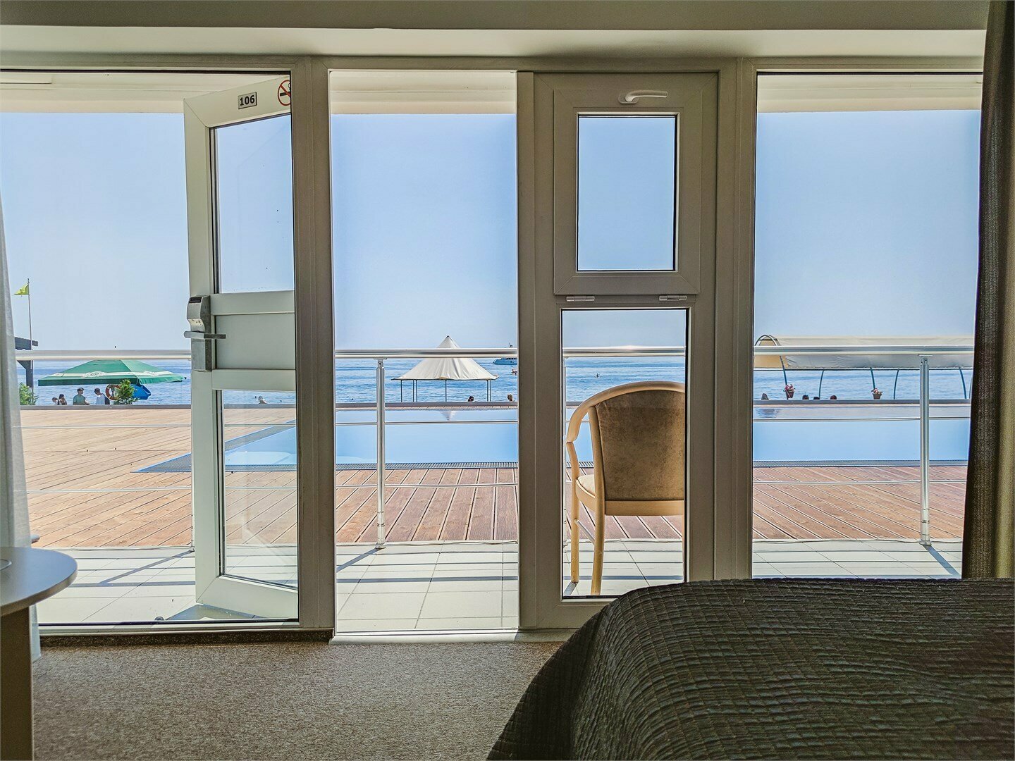 Стандартный с двуспальной кроватью у бассейна