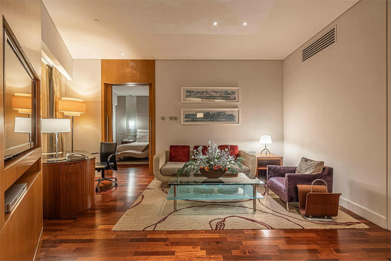 Люкс Residential, с доступом в Swiss Executive Lounge - с большой двуспальной кроватью