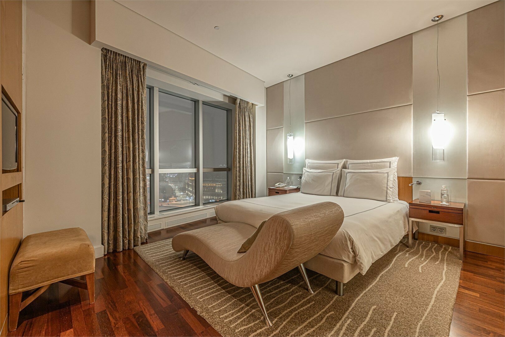 Люкс Residential, с доступом в Swiss Executive Lounge - с большой двуспальной кроватью