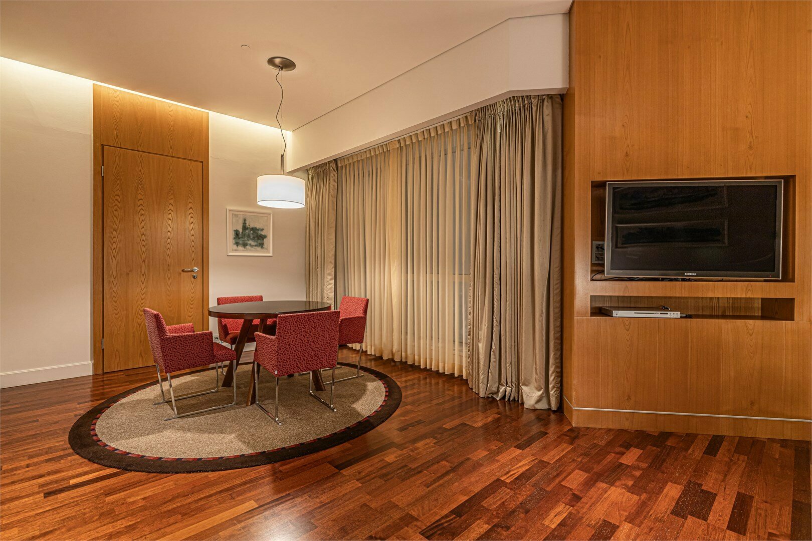 Люкс Residential, с доступом в Swiss Executive Lounge - с большой двуспальной кроватью