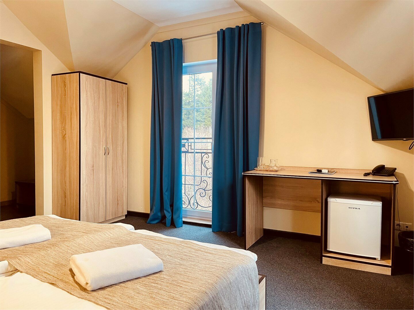 Улучшенный двухместный номер I категории с одной двуспальной, или двумя односпальными кроватями