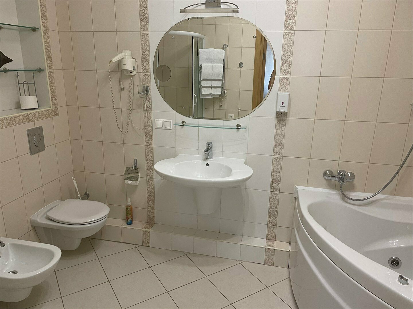 Номер-студия с кроватью размера "king-size" и диван-кроватью