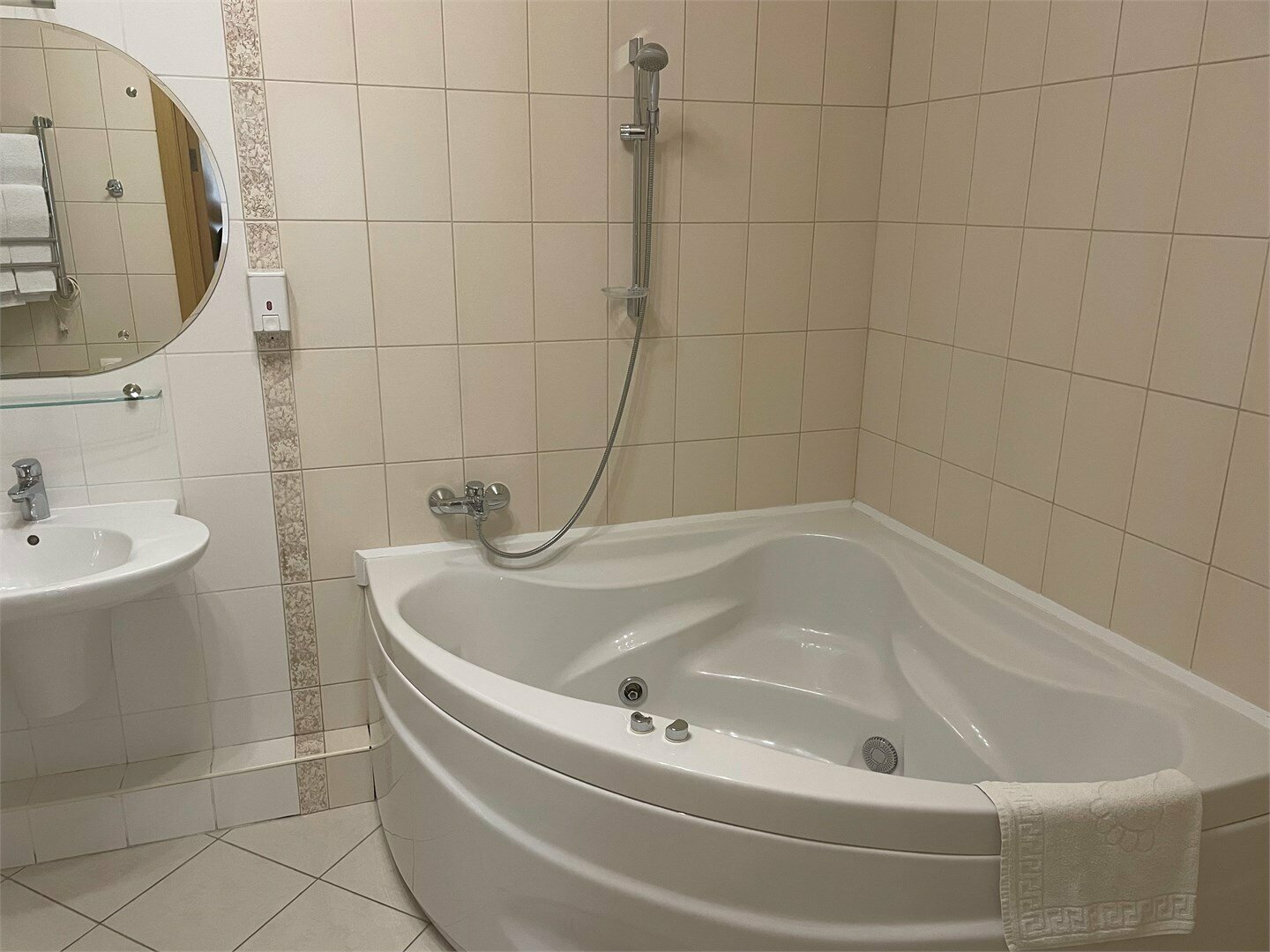 Номер-студия с кроватью размера "king-size" и диван-кроватью