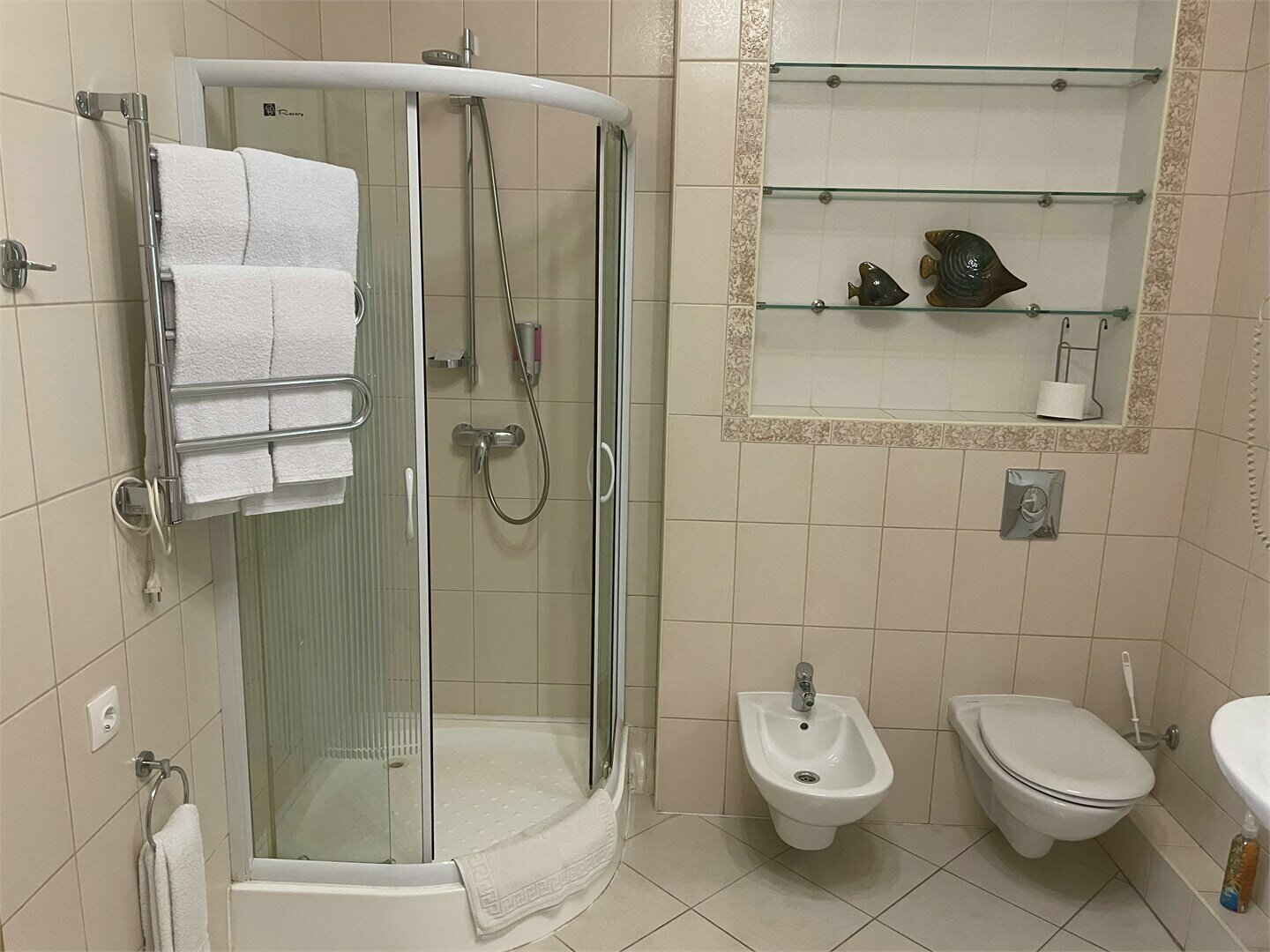 Номер-студия с кроватью размера "king-size" и диван-кроватью