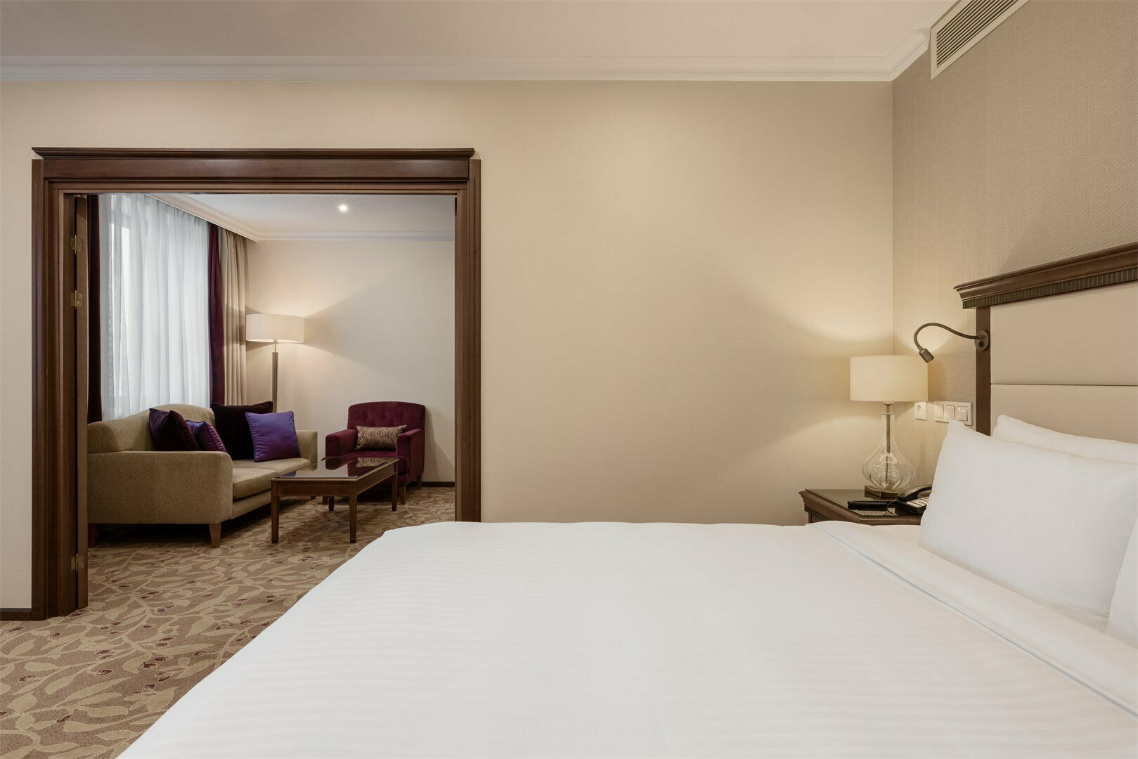 Люкс, с одной большой кроватью