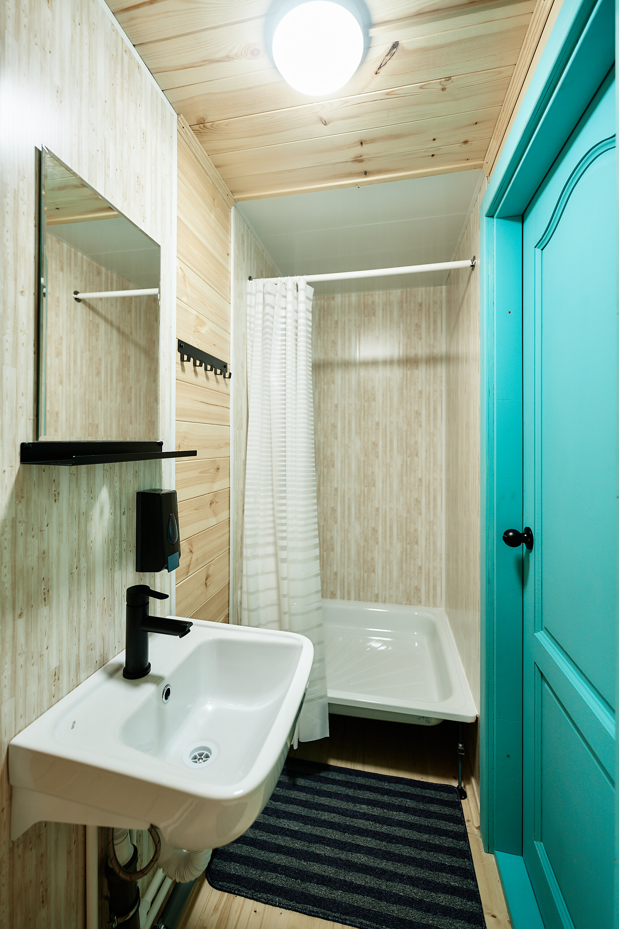 Трехместный номер с видом на озеро