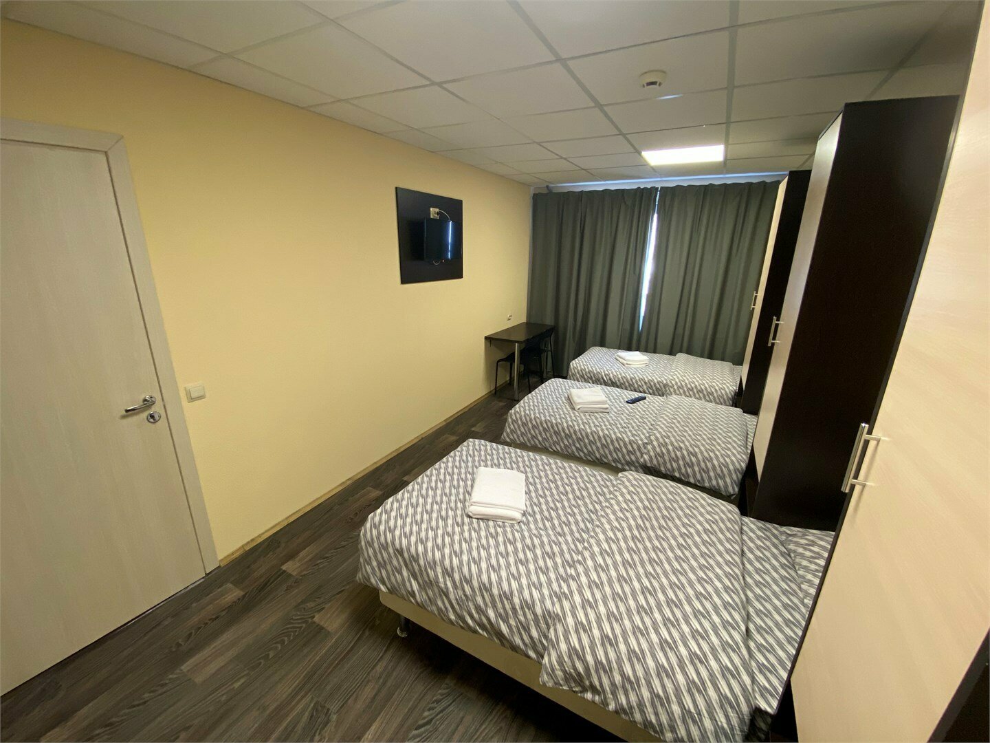 Трехместный номер с общей ванной комнатой