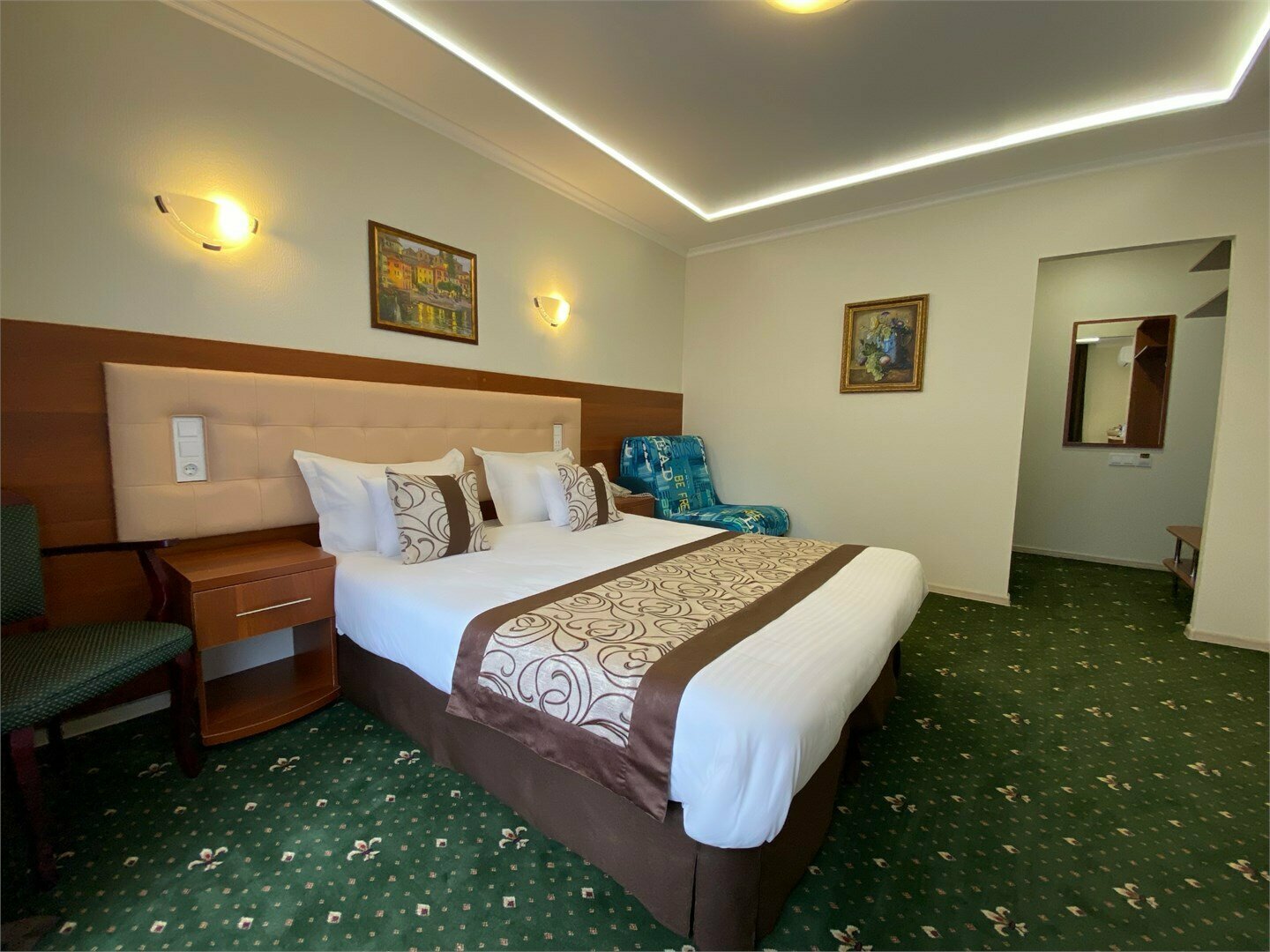 Полулюкс с балконом (Двухместный номер с двуспальной кроватью)Размещение с питомцами не допустимо