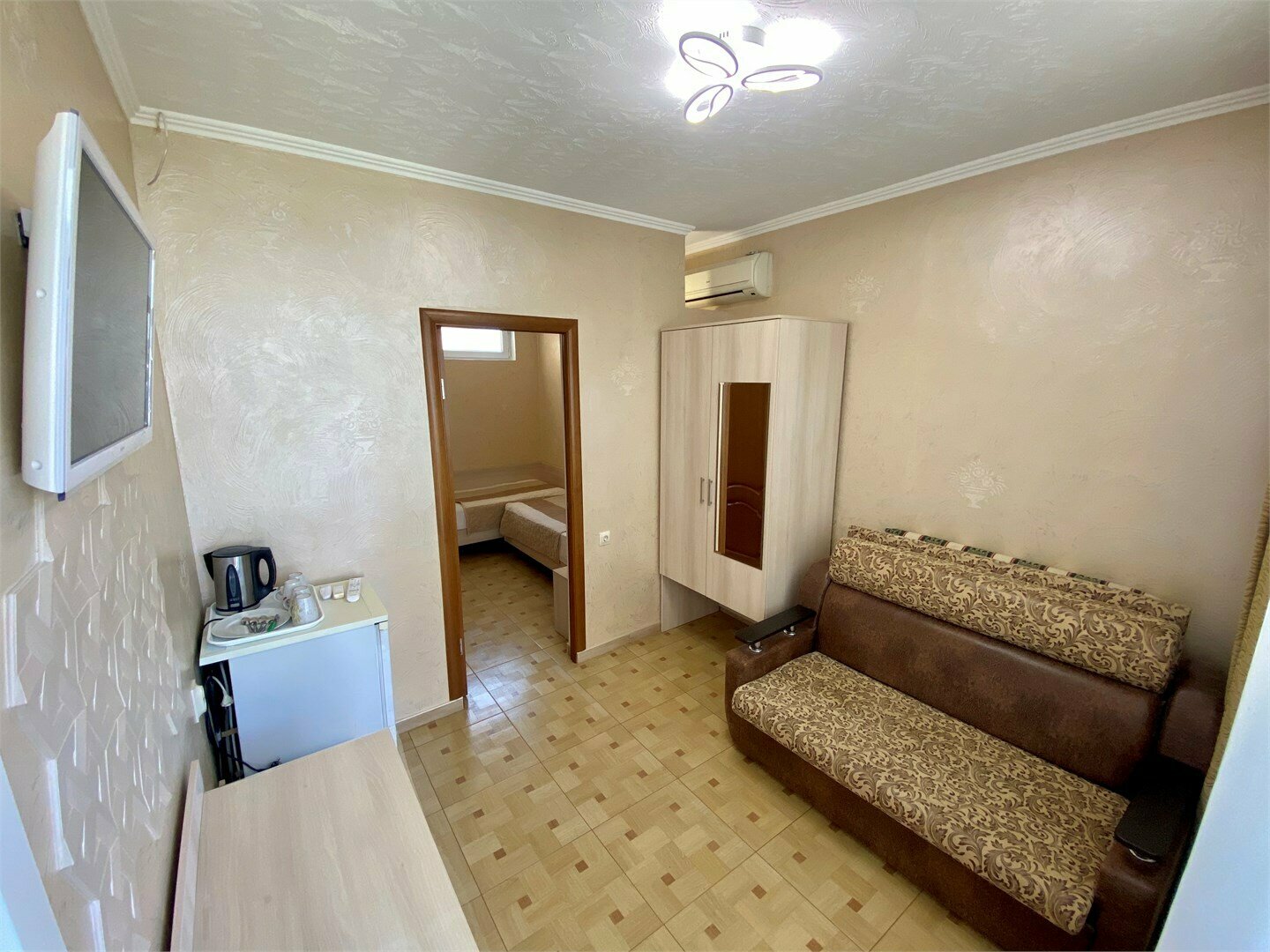 Стандартный номер с 2 односпальными кроватями и диваном