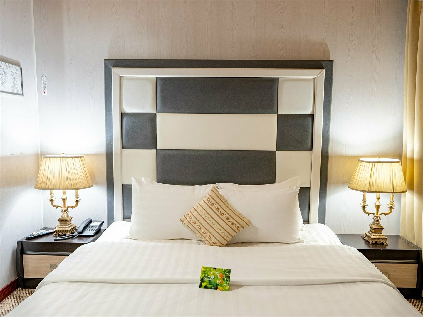 Бюджетный двухместный номер, вид в холл отеля