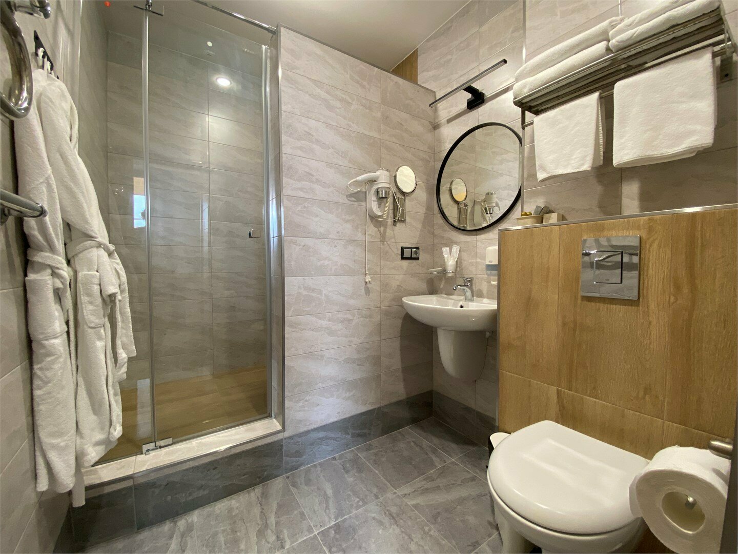 Джуниор Сюит