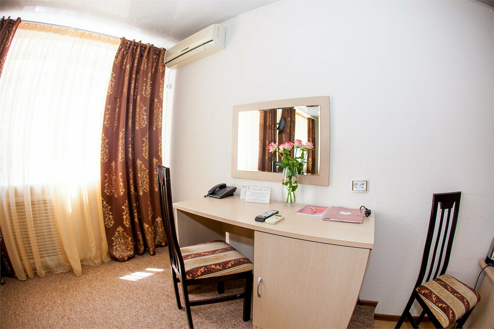 Стандартный номер с 2 односпальными кроватями и диваном